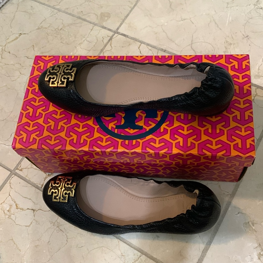 Brand new Tory Burch logo Black & Gold Melinda Ballet Flats Size 6.5 - Picture 2 of 8